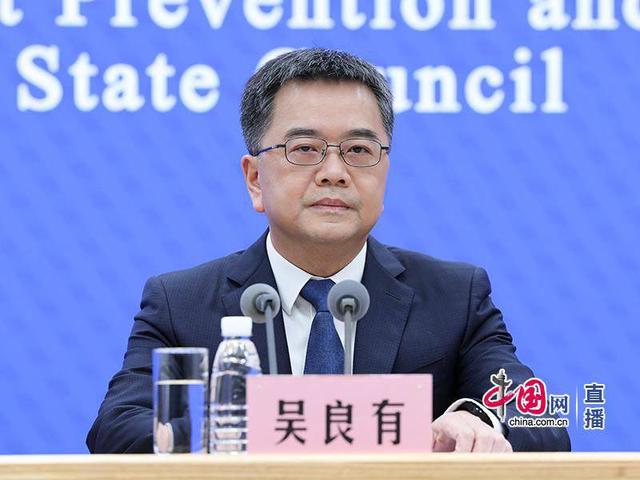 国庆假期临近多地现疫情，倡导群众本地过节并做好防控