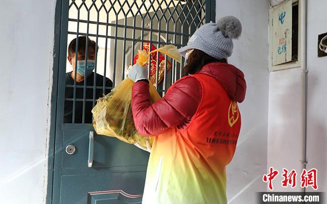 疫情下兰州邻里互帮互助，拉近关系打破往日‘相顾无言’